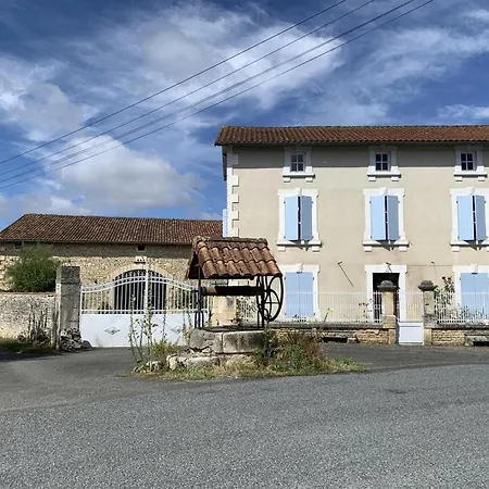 Avec Jardin Privatif, Proche Des Randonnees, Totalement Equipe Et Internet Fibreбет - Fr-1-653-253 Poursac